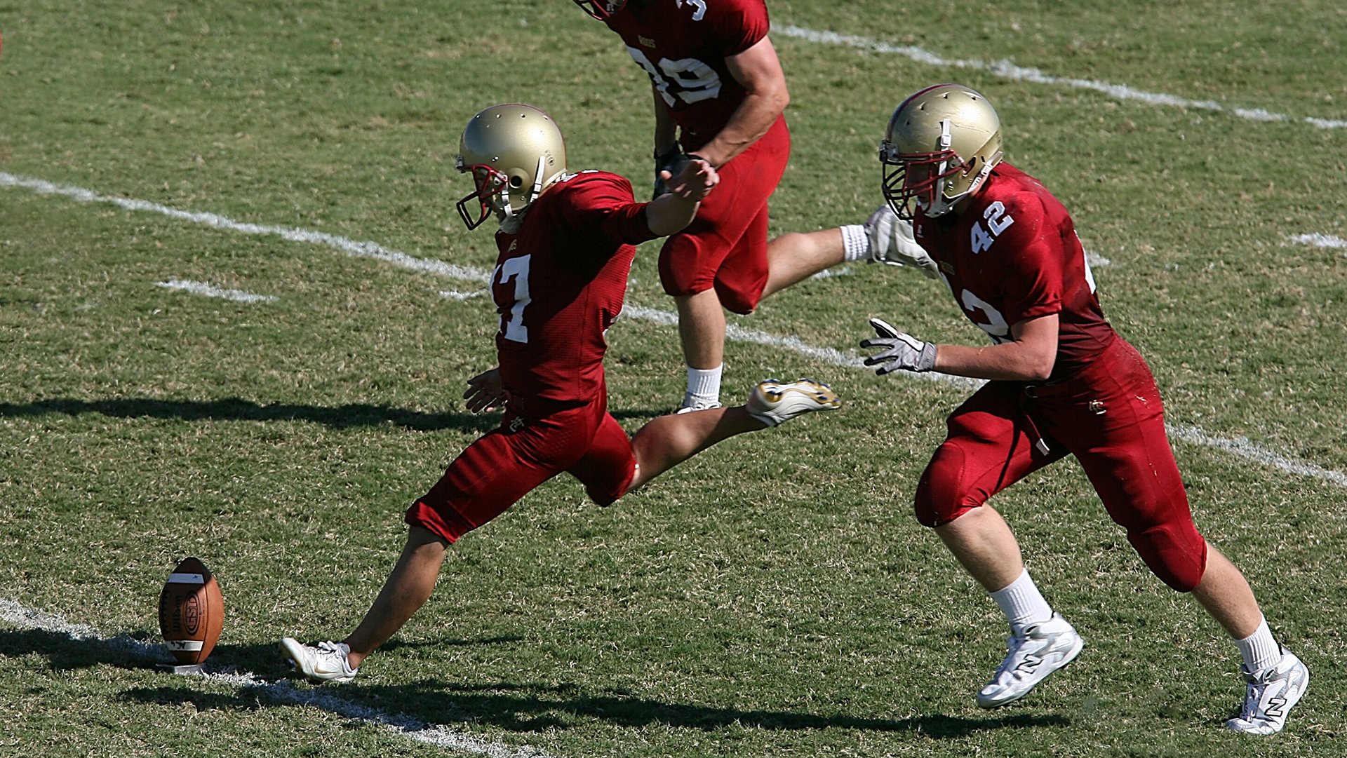 爱游戏入口-“全力出击！四川省体育馆自由搏击选手激战正酣”